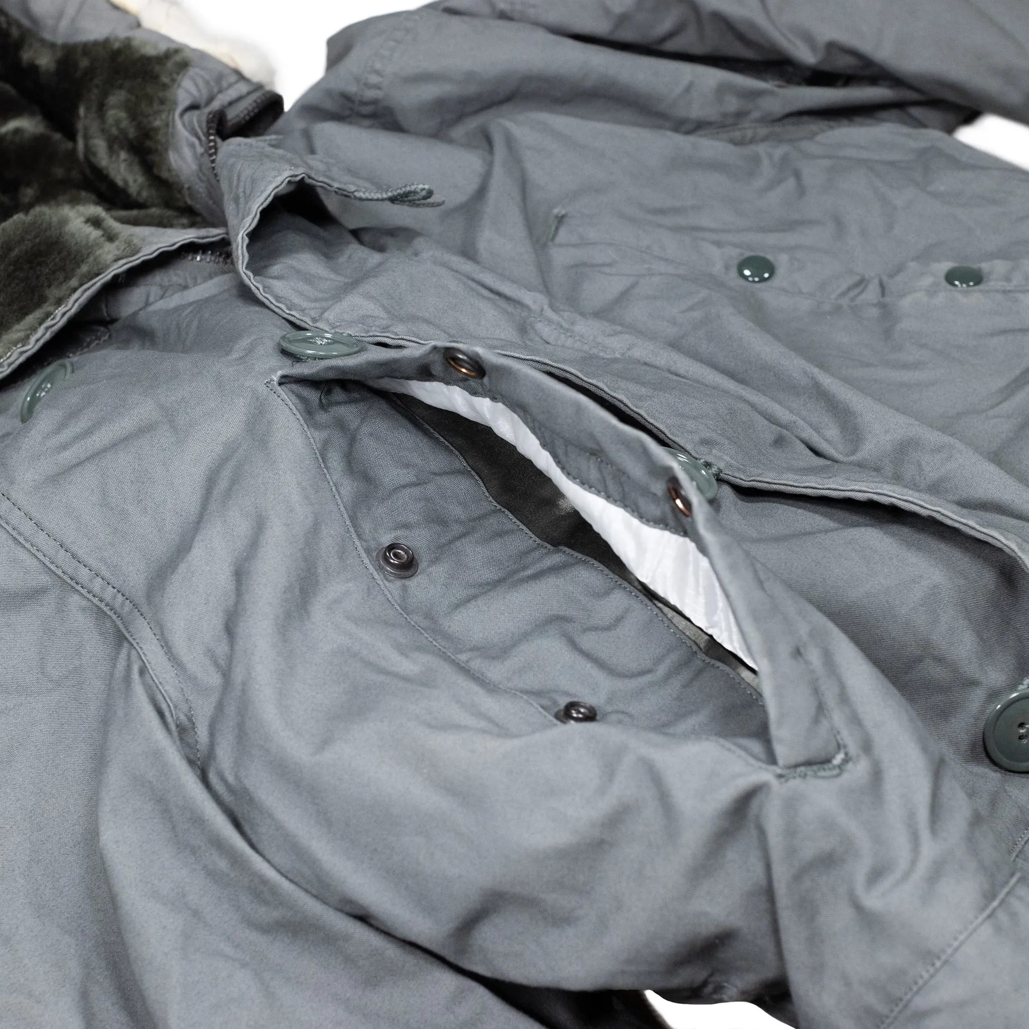 Sure! Here’s an optimized title for the product:

USGI Extreme Cold Weather N-3B Parka - Insulated, Waterproof, Military-Grade Winter Jacket